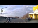 Лихач едва не снес людей с коляской на зебре.