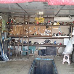 гараж напротив  магазина "Кедр"