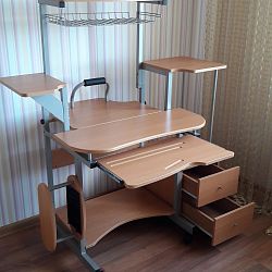 продам компактный компьютерный стол